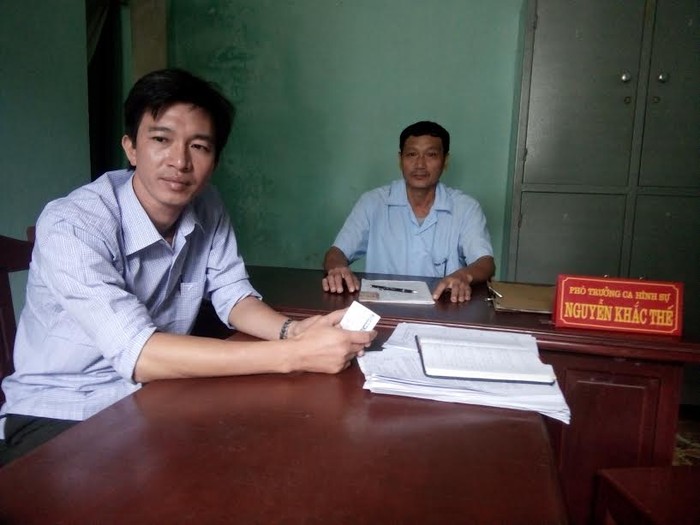 Lãnh đạo Công an xã Quảng Đông trao đổi với phóng viên về vụ việc thầy giáo hành hung học sinh (ảnh: XUÂN DU).