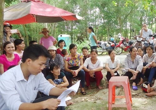 Sự việc huyện Yên Định, Thanh Hóa bất ngờ cắt hợp đồng 647 giáo viên rồi lại xin tuyển mới 253 giáo viên vì thiếu chỉ tiêu đã đẩy nhiều giáo viên vào tình cảnh thất nghiệp, gây bức xúc dư luận! (Ảnh: vietnamnet.vn).