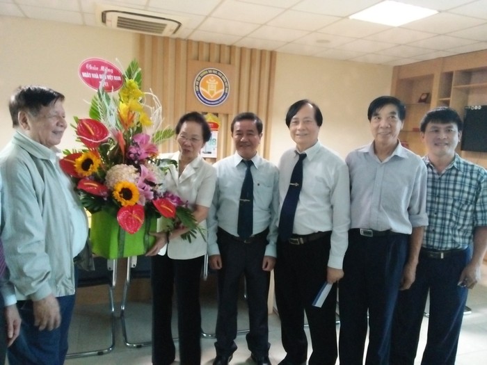 Chủ tịch TW Hội khuyến học Việt Nam thăm, tặng hoa Hiệp hội các trường Đại học, Cao đẳng Việt Nam (anh: DU THIÊN).
