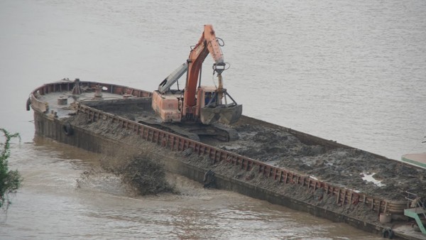 Tàu khủng đổ trăm tấn chất thải nguy hại xuống sông Hồng (ảnh đăng trên Báo điện tử Vietnamnet.vn).
