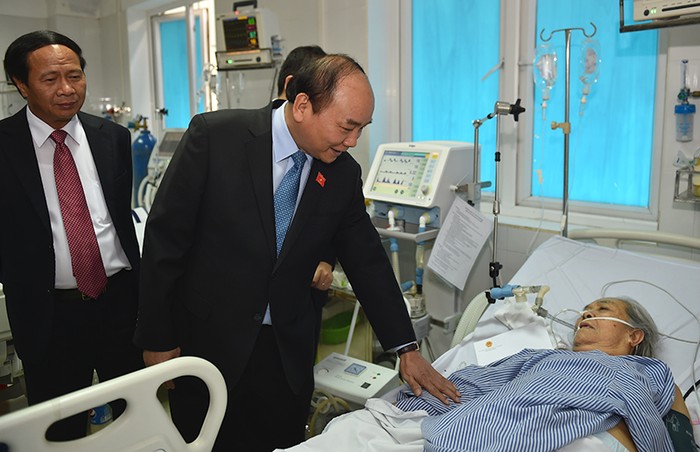 Thủ tướng thăm hỏi và tặng quà cho các bệnh nhân đang chữa trị tại bệnh viện (ảnh: Văn phòng Chính phủ).