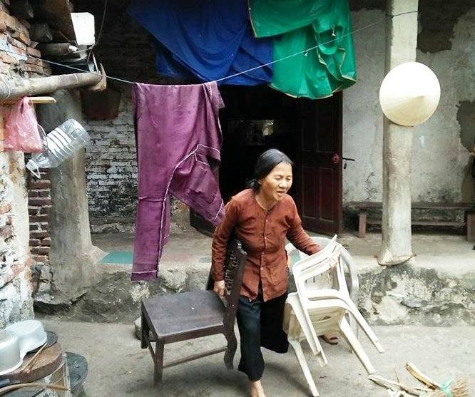 Bà Lê Thị Lũy (73 tuổi, trú tại phố 7, phường Đông Cương, TP. Thanh Hóa), một trong những hộ dân trong diện đền bù của dự án, gia cảnh nghèo khổ nhưng cán bộ vẫn quyết xin bà tiền đền bù. Ảnh Quốc Toản