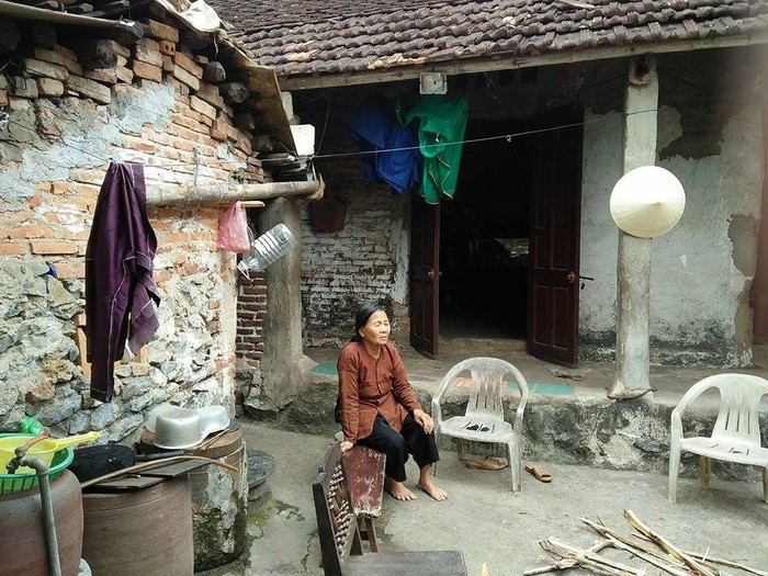 Bà Lê Thị Lũy (73 tuổi, trú tại phố 7, phường Đông Cương, TP. Thanh Hóa), một trong những hộ dân trong diện đền bù của dự án, gia cảnh nghèo khổ nhưng cán bộ vẫn quyết xin bà tiền đền bù. Ảnh Quốc Toản.