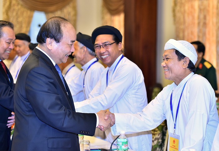 Thủ tướng Nguyễn Xuân Phúc bắt tay đại diện các tổ chức tôn giáo. Ảnh Văn phòng Chính phủ.