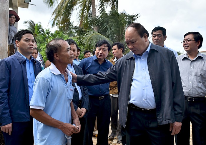 Thủ tướng chia sẻ những khó khăn, mất mát đối với bà con vùng bị thiệt hại do thiên tai gây ra (ảnh của Văn phòng Chính phủ).
