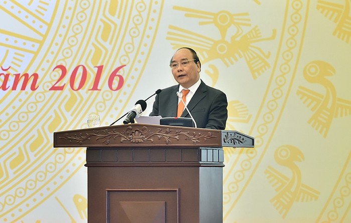 Thủ tướng Nguyễn Xuân Phúc dự và phát biểu tại Hội nghị toàn quốc triển khai công tác tư pháp năm 2017 của Bộ Tư pháp. Ảnh của Văn phòng Chính phủ.