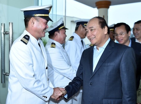 Thủ tướng Chính phủ Nguyễn Xuân Phúc thăm Trung tâm Phối hợp tìm kiếm cứu nạn hàng hải Khu vực II. Ảnh của Văn phòng Chính phủ.