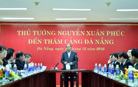 Thủ tướng yêu cầu lãnh đạo thành phố Đà Nẵng quan tâm đầu tư, khắc phục những vướng mắc về giao thông, tạo điều kiện cho Cảng phát triển, coi đó là &quot;trái tim&quot; để phát triển kinh tế địa phương. Ảnh của Văn phòng Chính phủ.