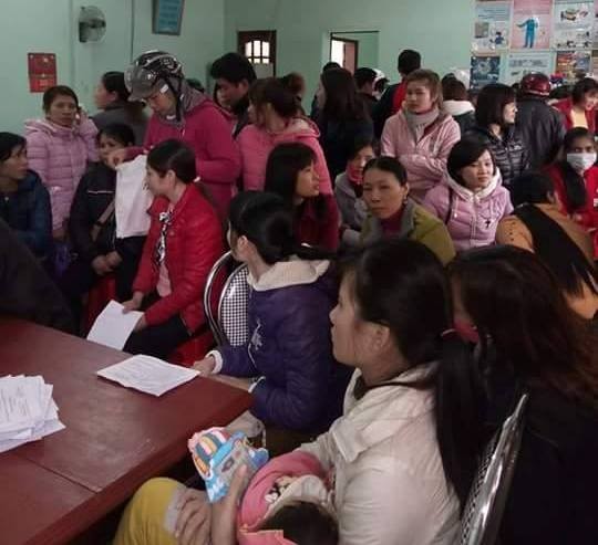 Nhiều lao động bị chấm dứt hợp đồng tại Yên Định đi nhận trợ cấp thất nghiệp. Ảnh: Quốc Toản.