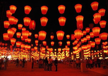 Với người Việt, Tết Nguyên Tiêu (Rằm tháng Giêng) là ngày cúng lễ vô cùng thiêng liêng dịp đầu năm mới. Ảnh: Thùy Linh.
