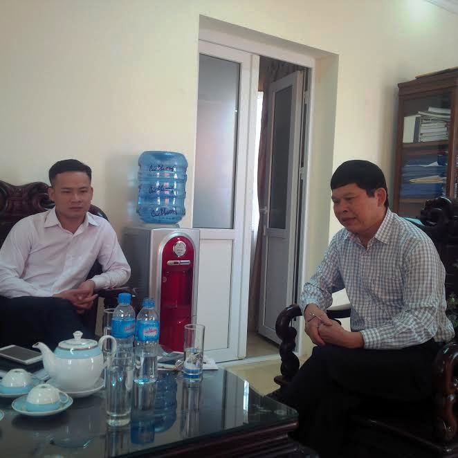 Ông Bùi Đình Cam (phải) trao đổi với phóng viên. Ảnh: Thụy Miên.