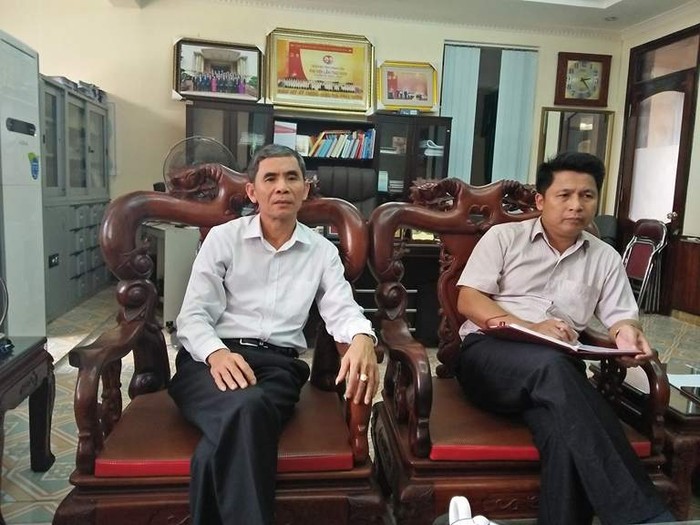 Ông Ngô Tôn Tẫn (trái), Chủ tịch Liên đoàn lao động tỉnh Thanh Hóa. Ảnh: Thụy Du.