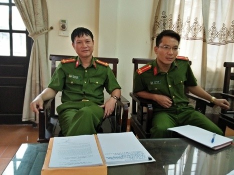 Thượng tá Đỗ Trung Kiên (trái) Chánh thanh tra Bộ tư lệnh Cảnh sát cơ động trao đổi với phóng viên. Ảnh: THỤY DU.