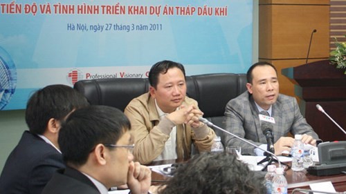 Ông Trịnh Xuân Thanh (trái) và ông Vũ Đức Thuận thời còn đương chức PVC. Ảnh đăng trên Báo Tiền Phong.