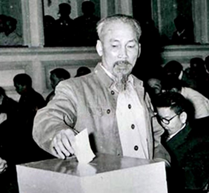Chủ tịch Hồ Chí Minh thực hiện nghĩa vụ công dân tham gia bầu cử Quốc hội khóa II - Ảnh: Tư Liệu đăng trên Báo điện tử Chinhphu.vn.