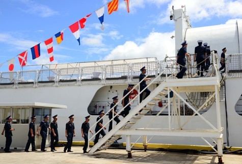 Các thành viên của cảnh sát biển Việt Nam lên tàu CSB-8020 trong lễ bàn giao tại Căn cứ Tuần duyên Honolulu hôm 25/5/2017. Sau gần 50 năm phục vụ trong Tuần duyên Hoa Kỳ, cựu Tàu Tuần duyên Morgenthau chính thức được bàn giao cho Cảnh sát biển Việt Nam và được đổi tên thành CSB-8020. Ảnh: Ngọc Khánh.