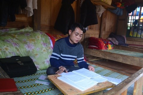 Nhiều giáo viên ở những vùng đặc biệt khó khăn tại huyện Bá Thước (Thanh Hóa) phải tranh thủ soạn giáo án khi trời còn sáng vì điện vẫn chưa về tới bản. Ảnh: Thụy du chụp năm 2014.