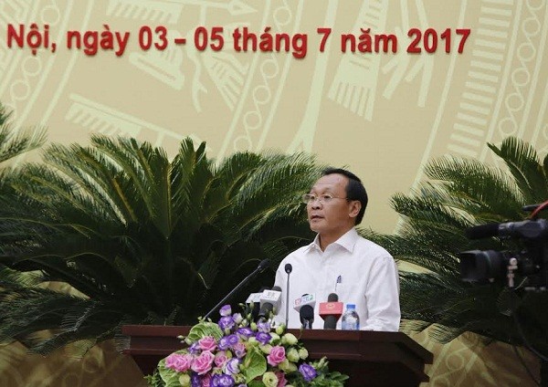 Chủ tịch Ủy ban nhân dân huyện Đông Anh Phạm Văn Châm trả lời chất vấn sáng nay. Ảnh: Báo Kinh tế và Đô thị.