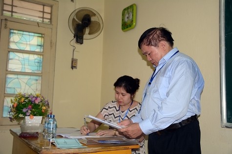 Thứ trưởng Bùi Văn Ga có mặt tại phòng thi để kiểm tra quy trình, thủ tục trước khi bước vào giờ thi chính thức. Ảnh: Hồng Ngọc).