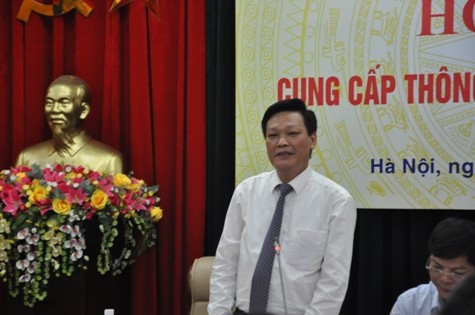Thứ trưởng Nguyễn Duy Thăng trả lời câu hỏi của các phóng viên tại buổi họp báo chiều 27/6. Ảnh: Hồng Minh.