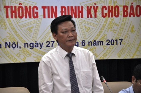 Thứ trưởng Bộ Nội vụ Nguyễn Duy Thăng trả lời nhiều câu hỏi của phóng viên liên quan tới việc bổ nhiệm cán bộ. Ảnh: HỒNG MINH.