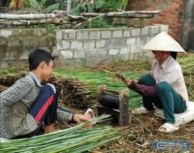 Sau những giờ học, học sinh cấp 2 Quảng Vọng phụ giúp gia đình làm chiếu cói. Ảnh của Du Thiên/giaoduc.net.vn.