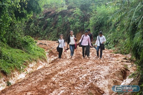 Để đến được trường học, các em học sinh phải vượt quãng đường núi cả chục km, rất nhiều đoạn lầy lội. Ảnh: DU THIÊN.