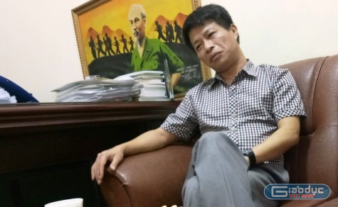 Ông Nguyễn Thế Mỹ - Hiệu trưởng trưởng trung học cơ sở Vân Nội trong cuộc trao đổi với phóng viên. Ảnh Hữu Chí.