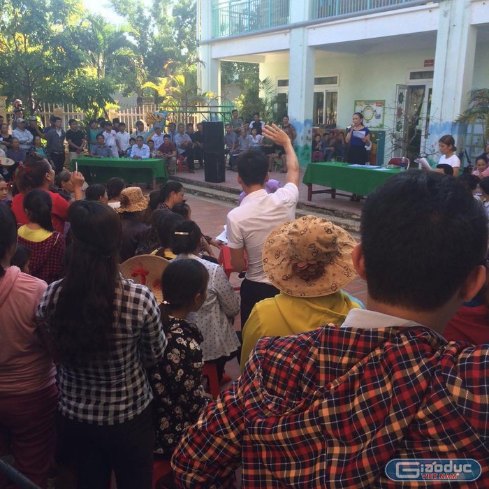 Hôm 19/9, hàng trăm phụ huynh trường Mầm non Quảng Thái tụ tập phản ứng với mức dự thu do nhà trường đưa ra. Ảnh người dân cung cấp.
