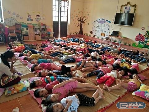 Một lớp học bán trú tại Trường Mầm non Yên Lâm có khoảng 50 học sinh bán trú và 2 giáo viên. Ảnh: Xuân Quang.