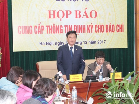 Thứ trưởng Bộ Nội vụ - ông Nguyễn Duy Thăng (đứng) tại buổi họp báo hôm 12/12. Ảnh: Trinh Phúc.