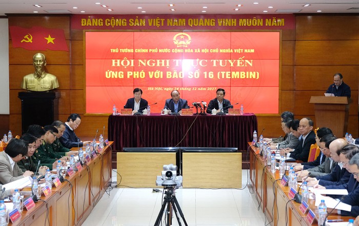 Thủ tướng Nguyễn Xuân Phúc chủ trì cuộc họp trực tuyến ứng phó với bão số 16. Ảnh: Chinhphu.vn.