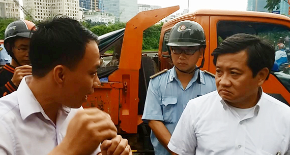 Ông Đoàn Ngọc Hải (bìa phải), Phó Chủ tịch Ủy ban nhân dân quận 1 trong một lần đi dọn dẹp vỉa hè. Ảnh của Báo Sài Gòn giải phóng.