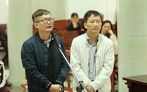 Ông Trịnh Xuân Thanh (áo trắng) và ông Đinh Mạnh Thắng tại phiên toà sơ thẩm xét xử vụ án Tham ô tài sản xảy ra tại PVP Land (Ảnh: TTXVN).