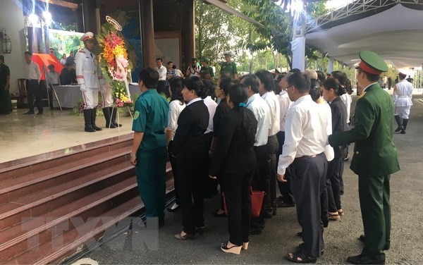 Người dân huyện Củ Chi và các địa phương lân cận đến viếng nguyên Thủ tướng Chính phủ Phan Văn Khải. (Ảnh: Văn Phúc/TTXVN).