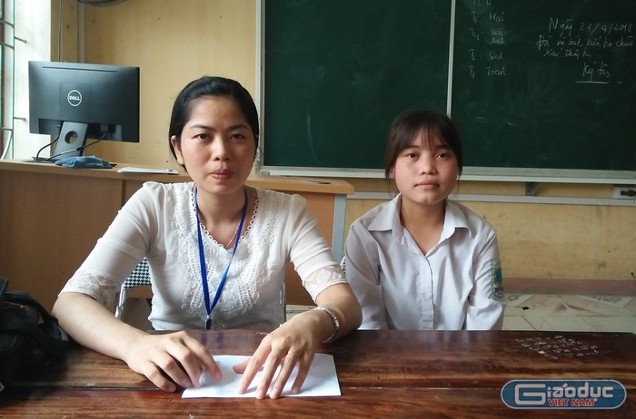 Hoàng Thị Thanh Hằng (bên phải), học sinh lớp 12H, trường THPT Bình Sơn (huyện Sông Lô (Vĩnh Phúc) cùng giáo viên chủ nhiệm. Ảnh: XUÂN THIÊN