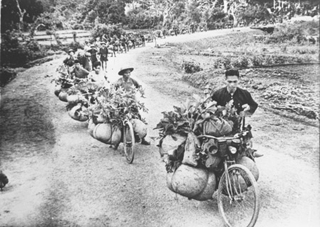 Đã có hai vạn chiếc xe đạp được dùng để thồ lương thực và trở thành một loại “vũ khí đặc biệt” của Việt Nam trong chiến dịch Điện Biên Phủ. Ảnh: VTV.