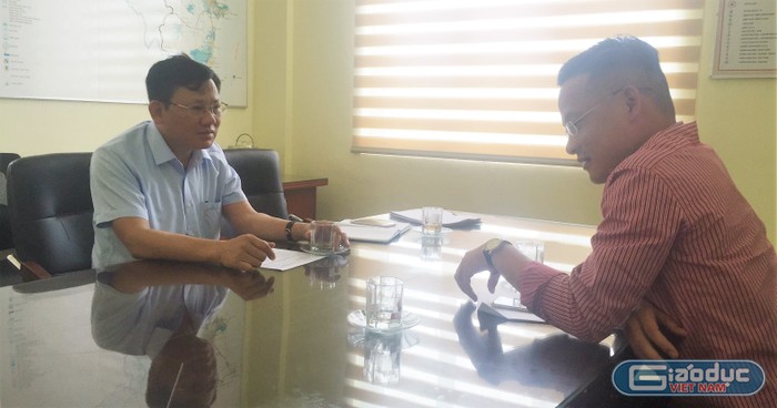 Ông Nguyễn Văn Thi (trái) trong buổi làm việc với phóng viên. Ảnh: XQ.
