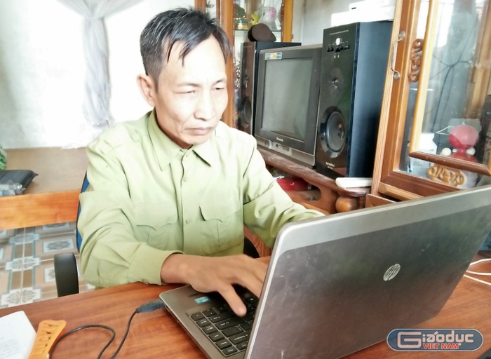 Chiếc máy tính cũ kỹ là phương tiện giúp ông Mai Thanh Nguyện cập nhật tin tức hàng ngày. Ảnh: Quốc Toản.