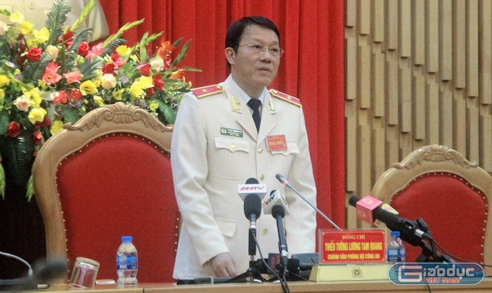 Thiếu tướng Lương Tam Quang chủ trì buổi họp báo. Ảnh Quốc Toản.