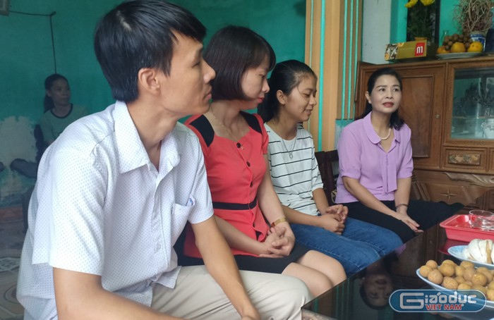 Các thầy cô giáo Trường trung học phổ thông Quảng Xương 1 cũng có mặt tại nhà em Thương để động viên nữ sinh trước khi nhập học. Ảnh của Thanh Minh.