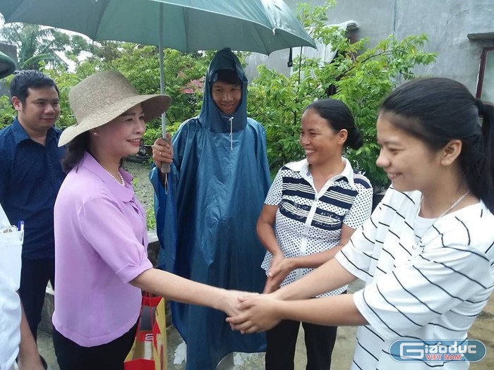 Cô Phạm Thị Hằng (áo hồng), Giám đốc Sở Giáo dục và Đào tạo Thanh Hóa tới thăm nhà Đặng Thị Thương. Ảnh của Thanh Minh.