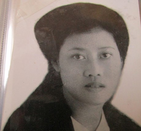 Tấm ảnh bà Lê Thi chụp khi tham gia cách mạng, khi ấy bà mới 19 tuổi. Ảnh đăng trên Báo Nghệ An.