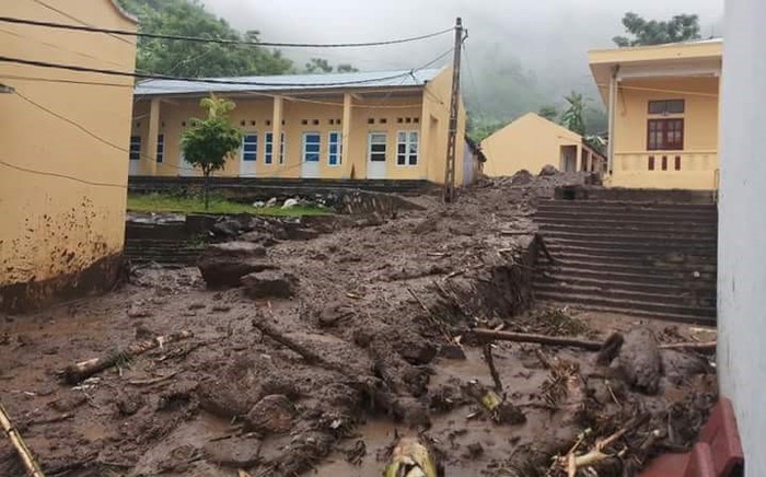 Nhiều cơ sở giáo dục trên địa bàn huyện Mường Lát bị hư hỏng nghiêm trọng. Trong ảnh: Sạt lở đất tại trường trung học cơ sở Tam Chung. Ảnh của cộng tác viên Nguyễn Thúy.