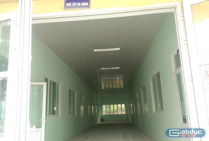 Nhà đa năng của trường tiểu học Đông Vệ biến thành phòng học do quá tải trường lớp. Ảnh của Xuân Quang/giaoduc.net.vn.