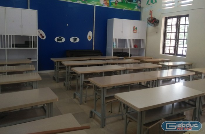 Tại các phòng học đã được cơi nới của trường tiểu học Đông Vệ 2, số bàn ghế trong lớp học được bố trí không còn sót một chỗ trống. Ảnh của Xuân Quang/giaoduc.net.vn.