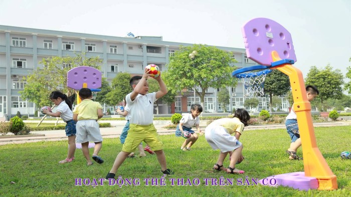 Hoạt động thể thao trên sân cỏ của trường tiểu học Phù Đổng. Ảnh do nhà trường cung cấp.