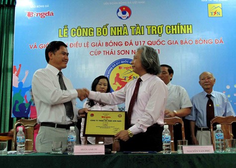 Thái Sơn Nam là nhà tài trợ chính giải U17 QG 2011. (Ảnh: Quang Minh)