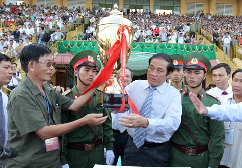Chủ tịch VFF Nguyễn Trọng Hỷ và GĐĐH SLNA bên chiếc cúp vô địch. Ảnh: Quang Minh