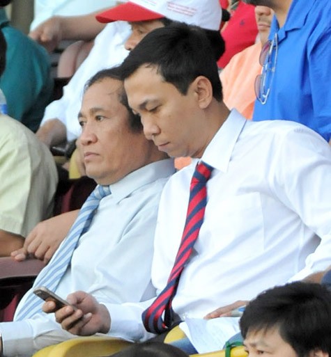 Chủ tịch VFF Nguyễn Trọng Hỷ (trái) và TTK Trần Quốc Tuấn không vui sau bàn thua đầy nghi vấn của Hà Nội T&T - Ảnh: Ngô Nguyễn